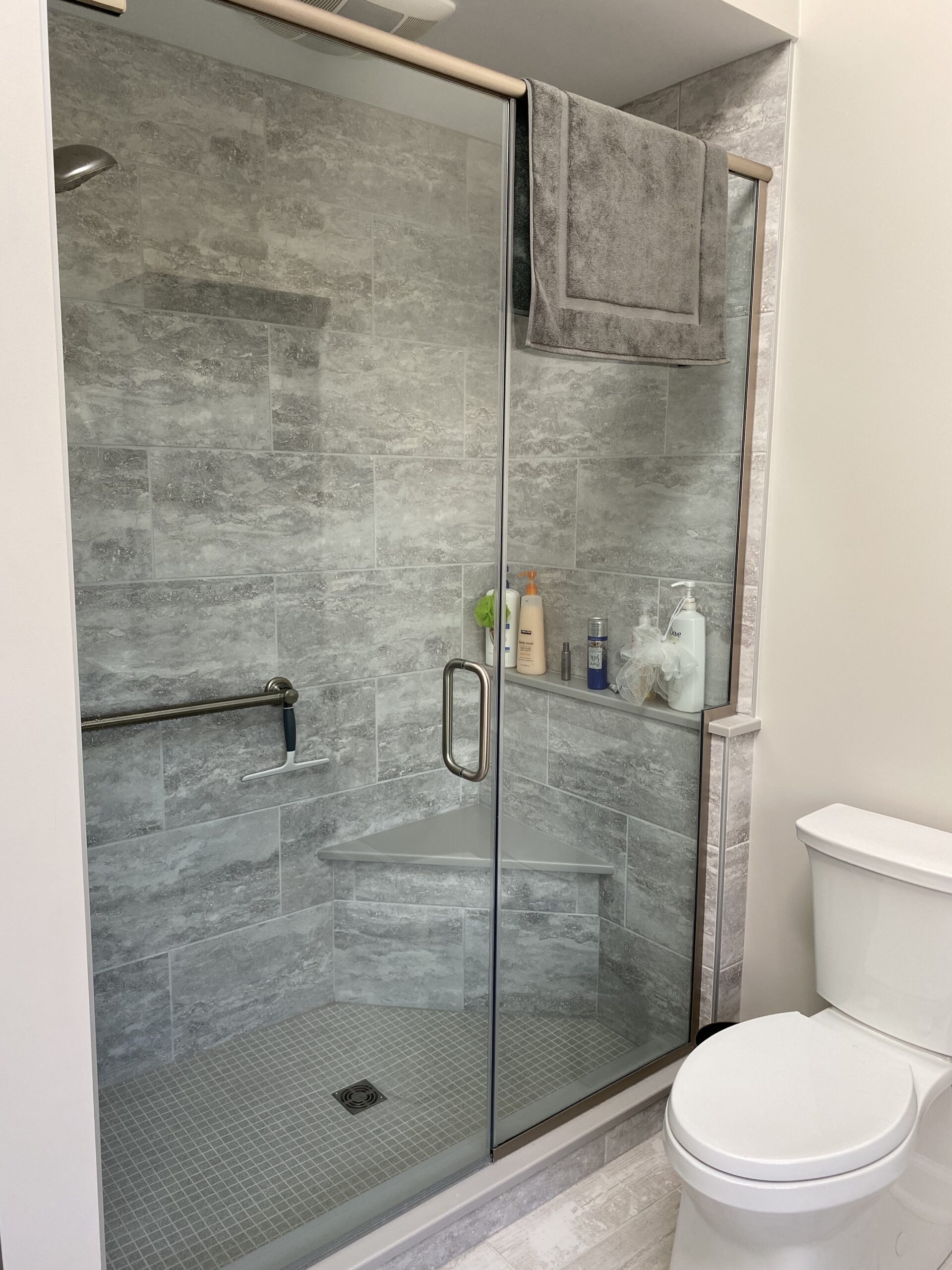 Classic bathroom, grey and white marble shower, small white shower floor tiles