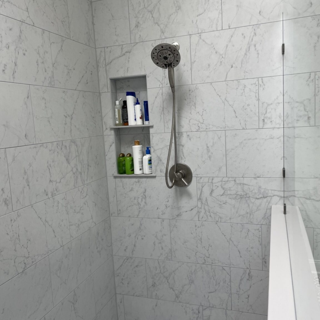 Classic bathroom remodeling, folar shower head, light colors wall shower tiles, small grey and white hexagonal floor tiles