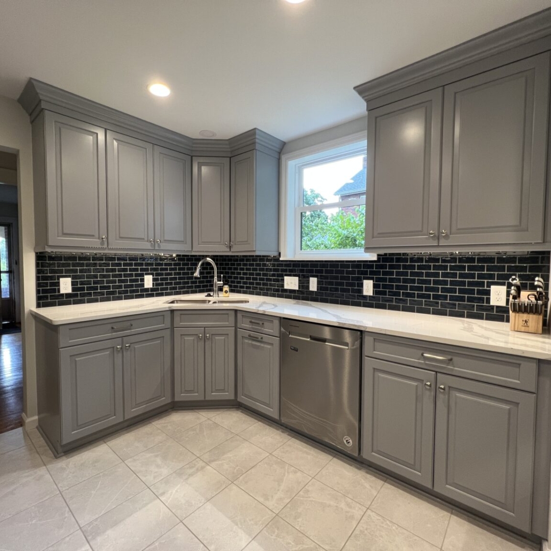 Modern grey kitchen, navy blue backsplash, subway tile, white marble countertops, grey cabinets