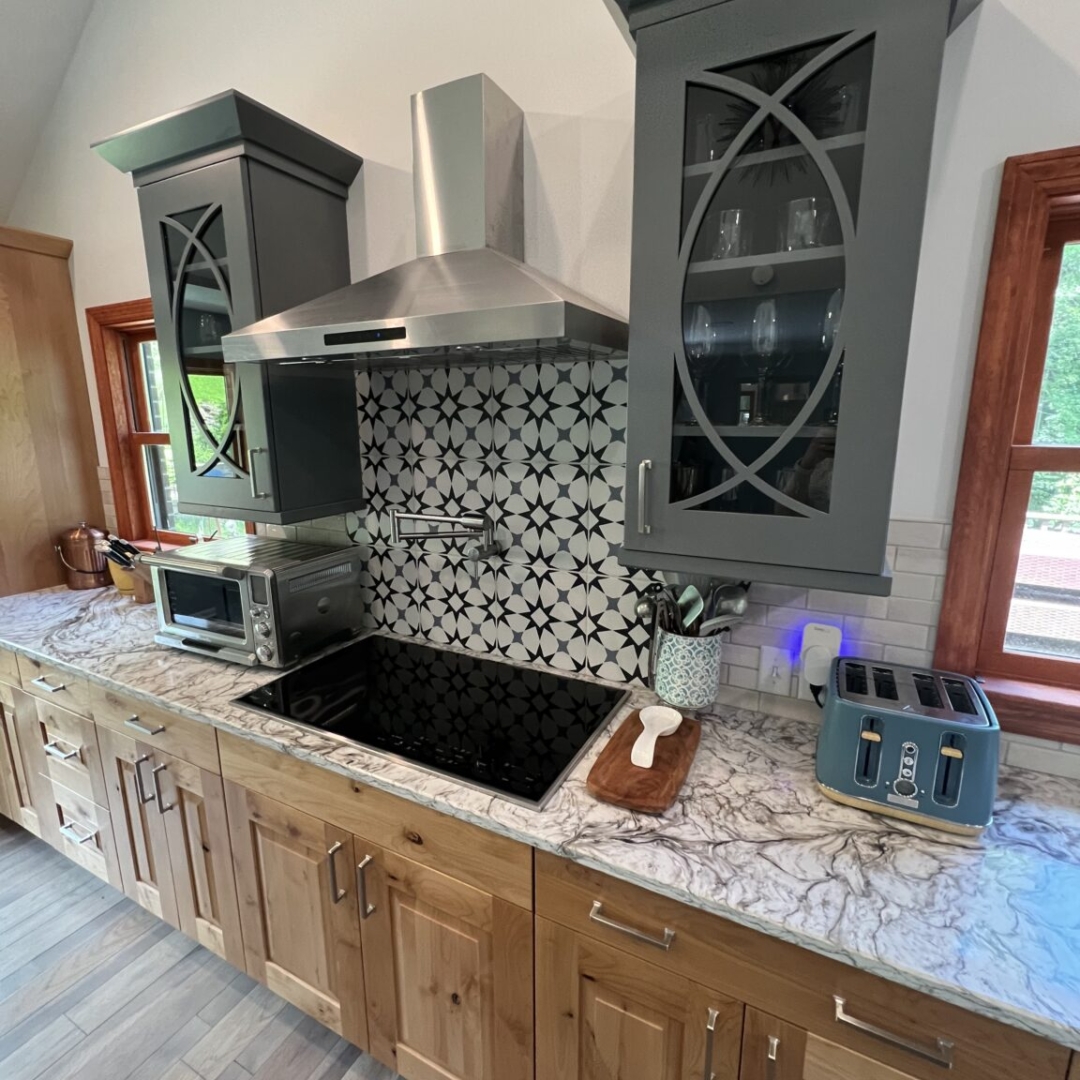 Black and white backsplash inspiration, rustic modern kitchen cabinetry, stylish range hood idea