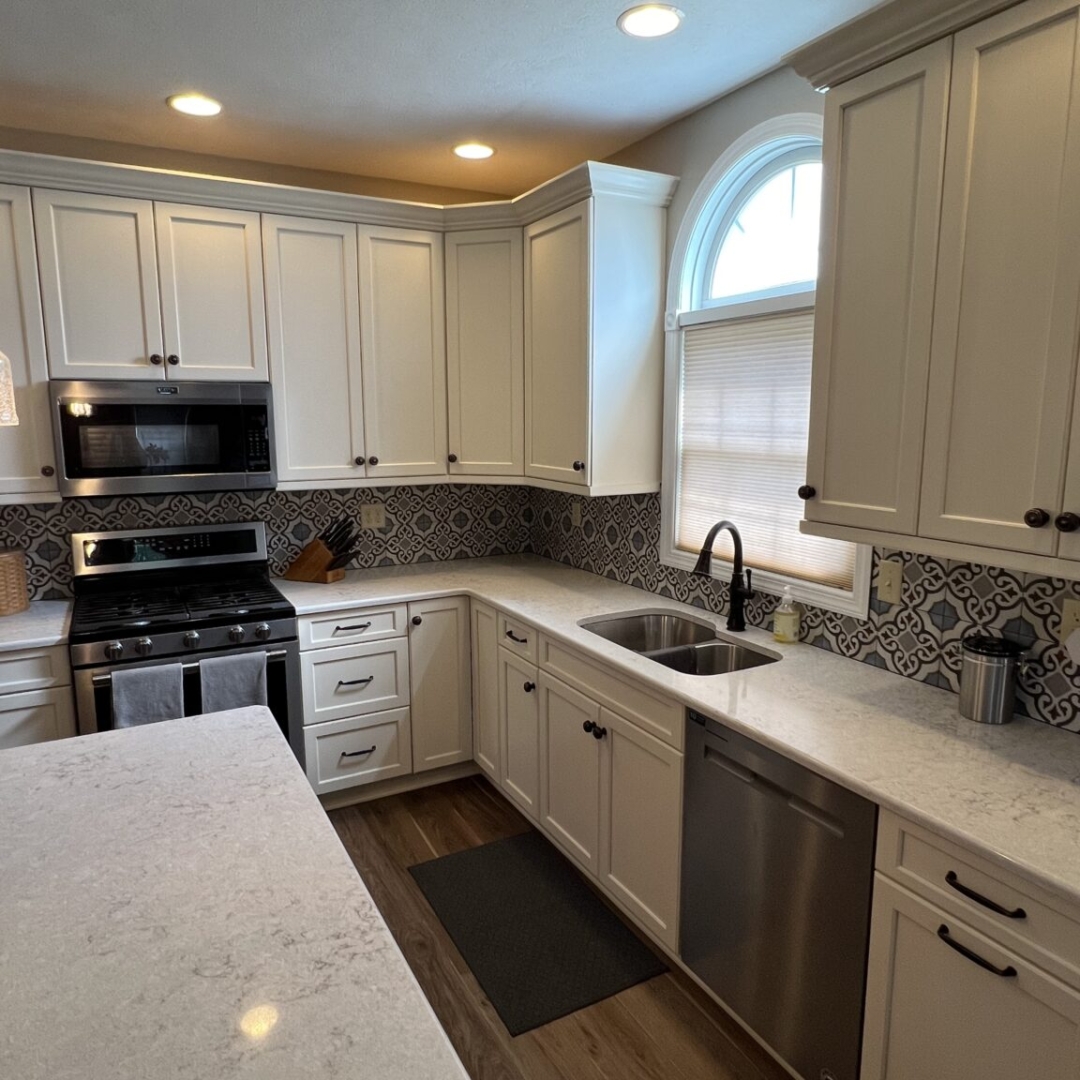 White shaker cabinets kitchen, modern farmhouse kitchen design, white quartz countertops kitchen, black pendant lights, farmhouse sink with matte black faucet