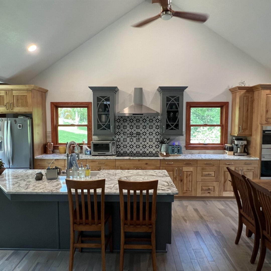 Rustic modern kitchen inspiration, natural wood cabinetry design, black and white backsplash idea, open kitchen concept, high ceiling kitchen